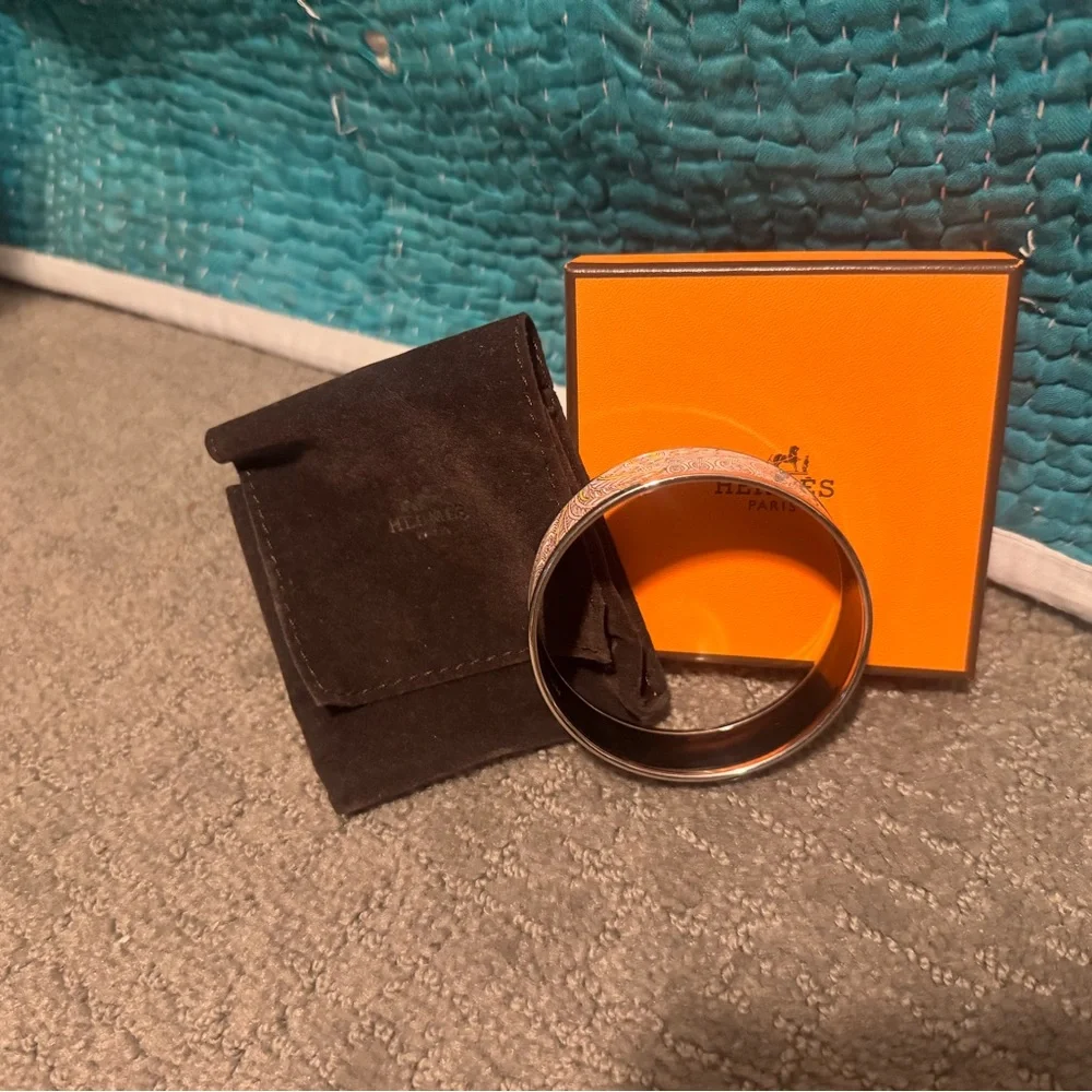 Hermes Pink and Orange Leaf Motif Enamel Bangle - Picture 2 of 6